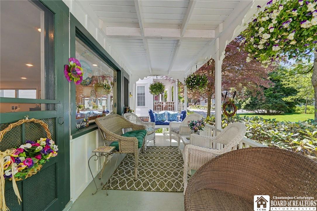 Image 3: Glorious porch sitting awaits in your park like se