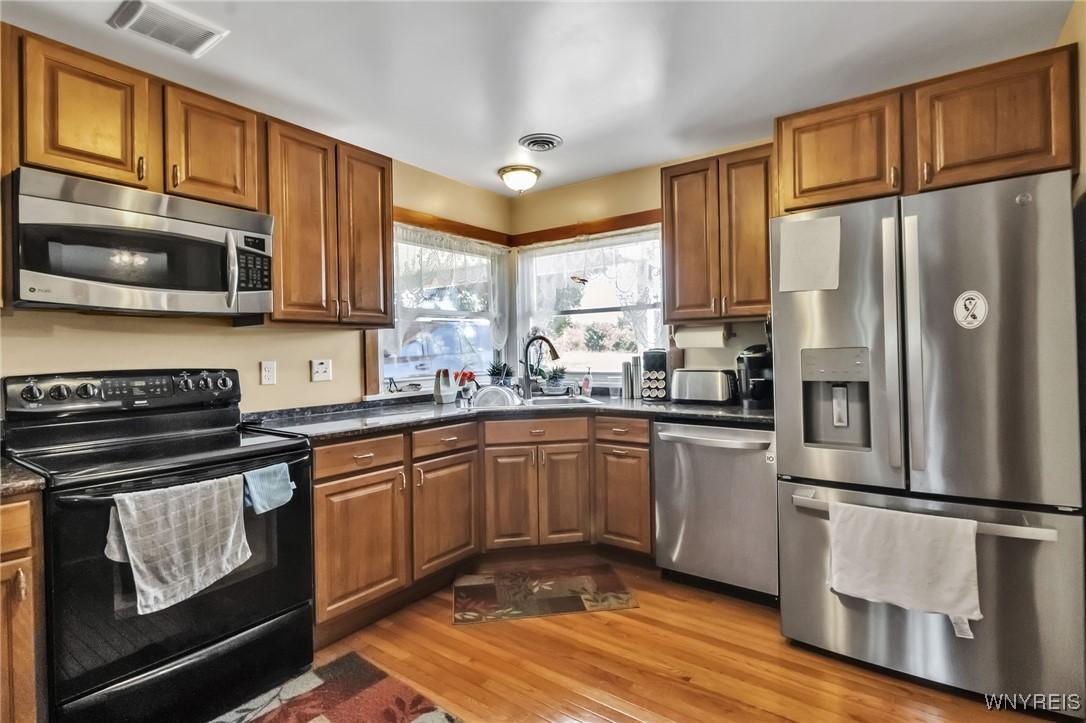 Image 4: Bright eat in kitchen