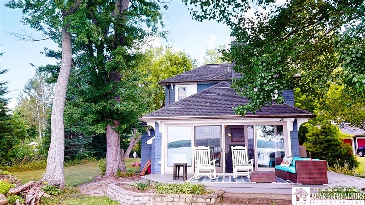 Image 2: Main house Lakeside Deck