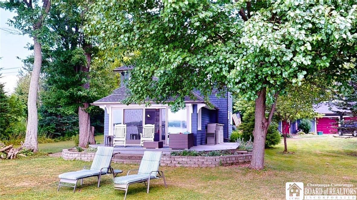 Image 3: Lakeside privacy