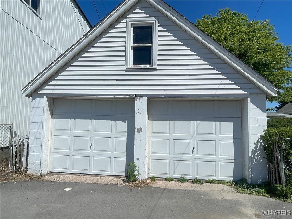 Image 3: 5841 Ontario Garage