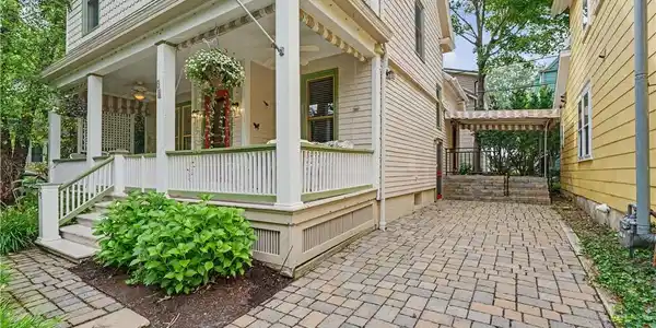 Image 3: Comfort and convenience with a large covered porch
