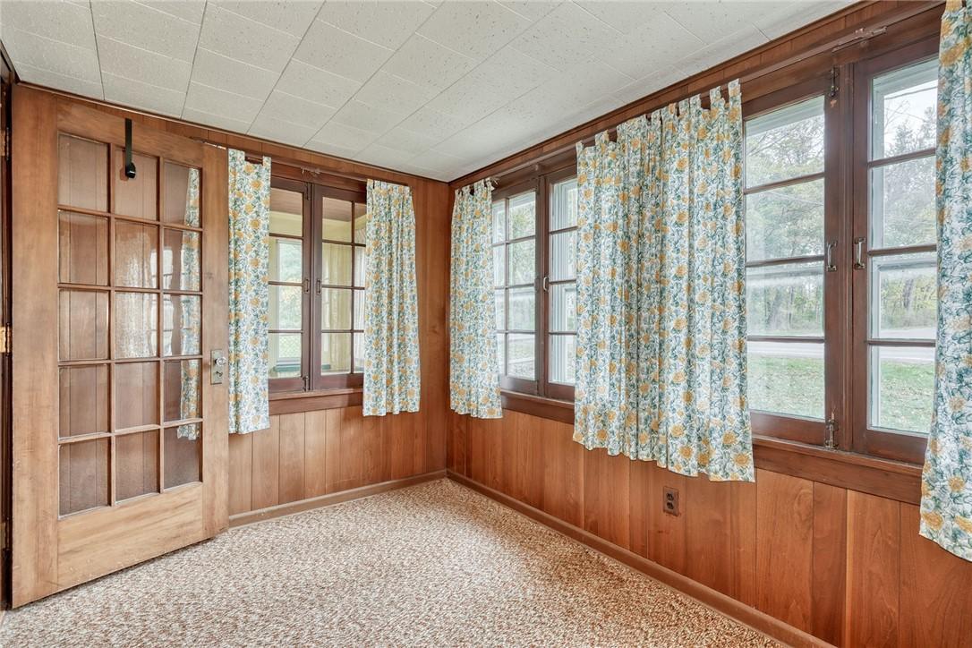 Image 4: #900- ENCLOSED FRONT SUN PORCH