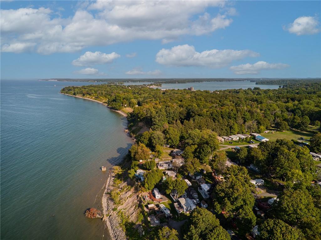 Image 4: Just minutes from the night life of SODUS POINT- r