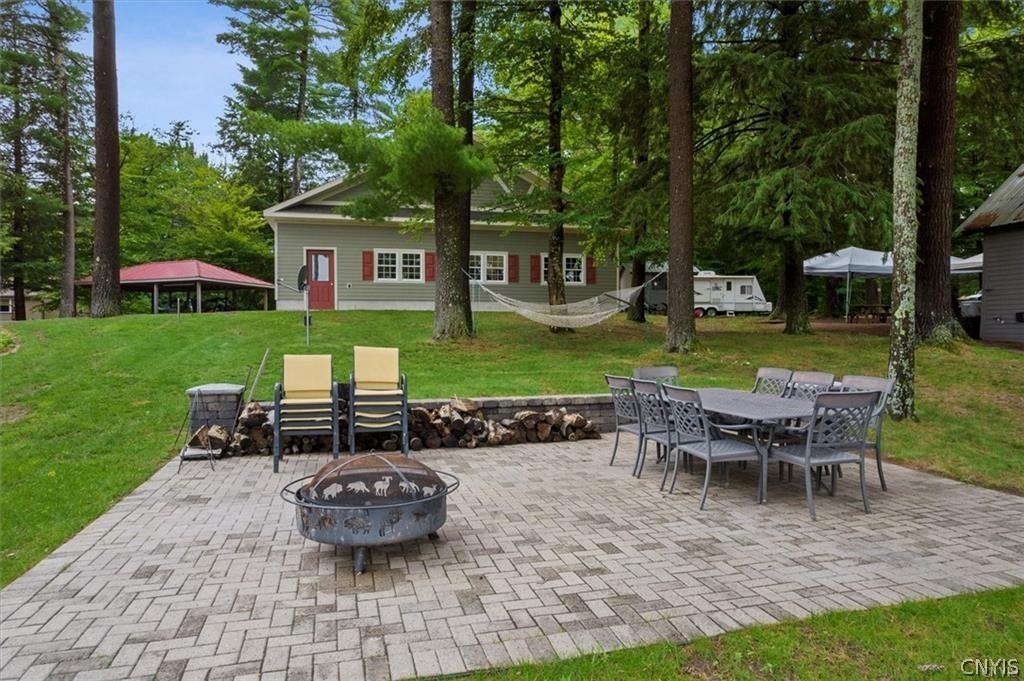 Image 4: Side Yard patio area