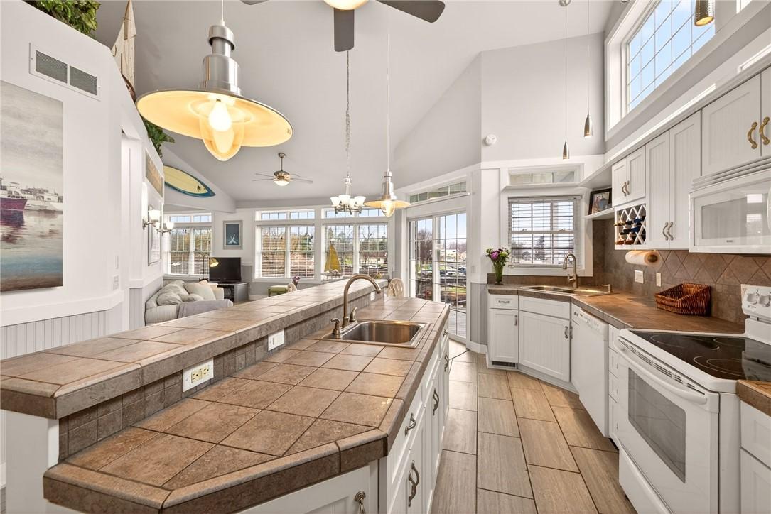 Image 4: Top floor 2 BD unit