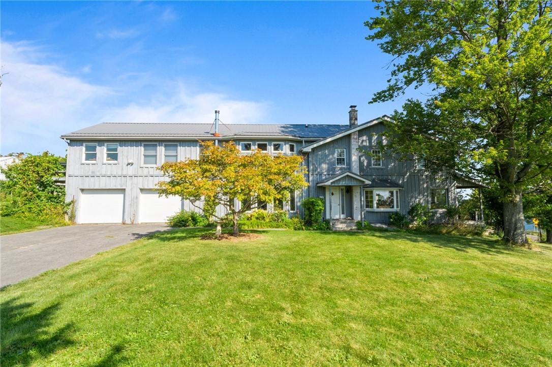 Image 4: Renovated Farmhouse - 4 Bdrm's - 3-1/2 Baths