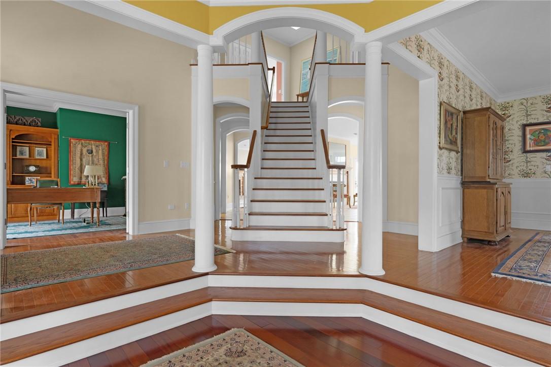 Image 3: so many custom details