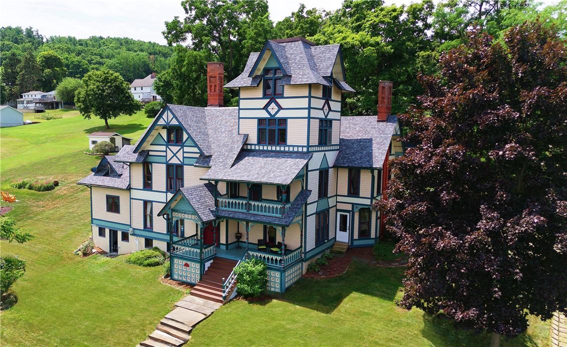 Image 1: Grand Victorian Exterior &ndash; Timeless Victorian arch