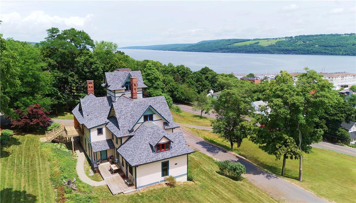 Image 4: Rear Elevation with Lake Views &ndash; Beautifully maint