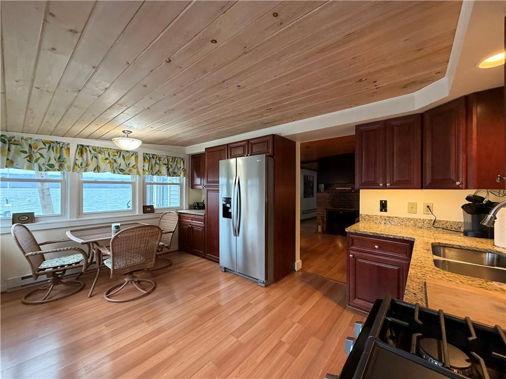 Image 2: Kitchen with Lake View