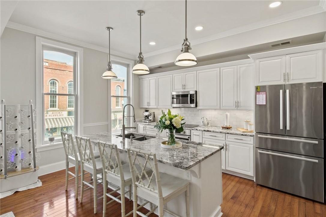 Image 4: Beautiful hardwood flooring!