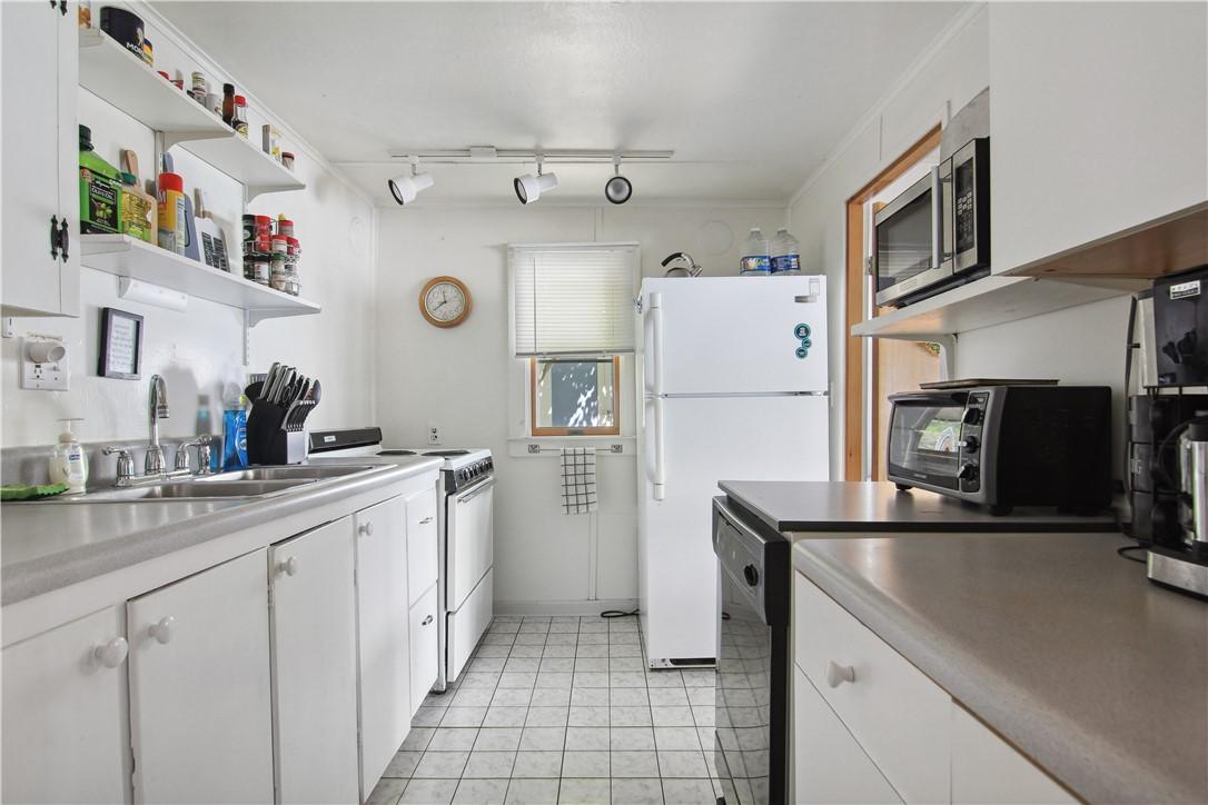 Image 4: Galley style kitchen