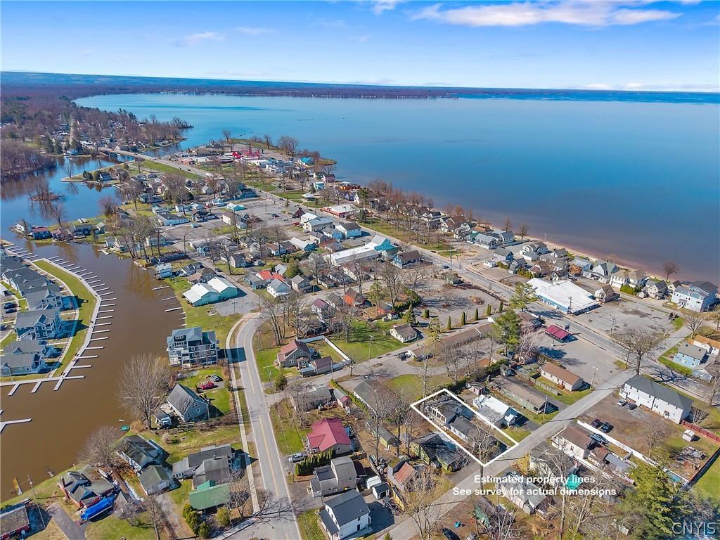 Image 2: Just minutes from the beach, restaurants, & bars.