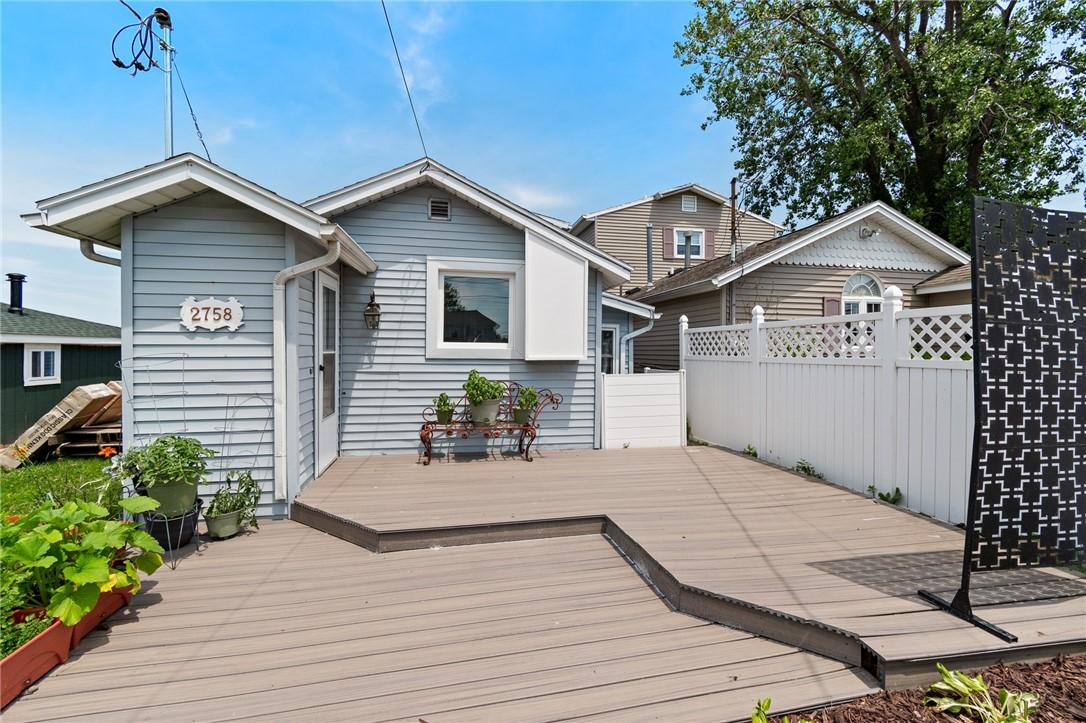 Image 3: The rear patio- such a wonderful entertainment are