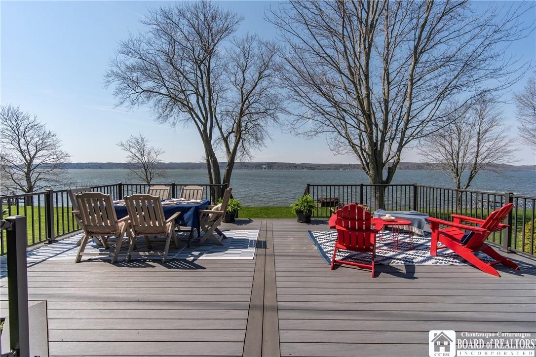 Image 4: Enjoy the panoramic views of the lake here from th