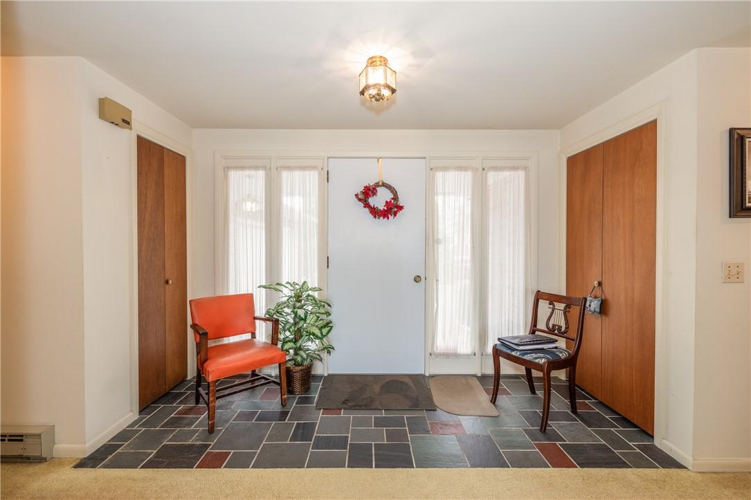 Image 4: Impressive foyer with separate closest and flagsto