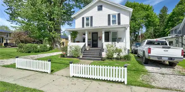 Image 4: Sidewalk view