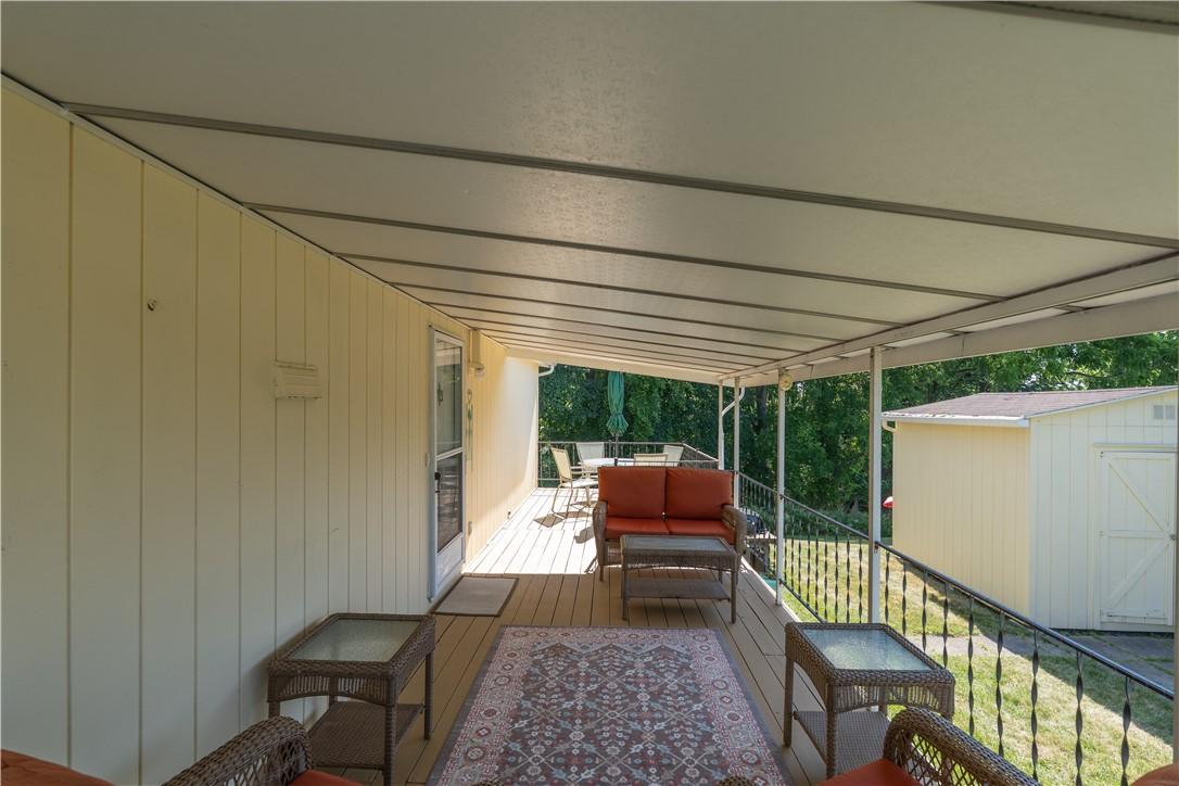 Image 4: Outside furniture is also included.