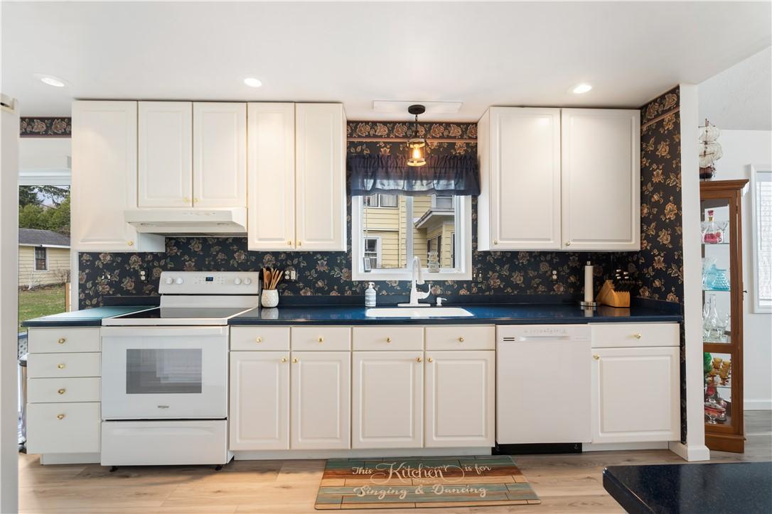 Image 3: Pristine Kitchen!