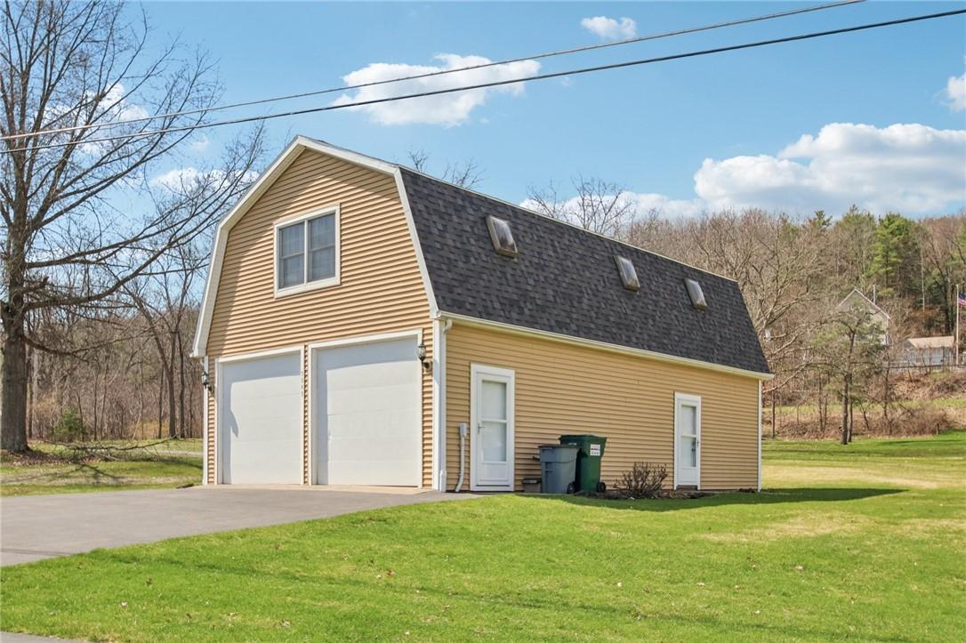 Image 3: Garage / loft