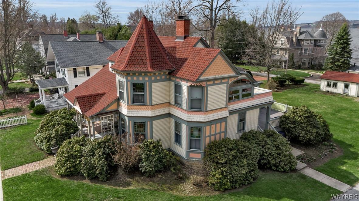 Image 3: Corner View of Home