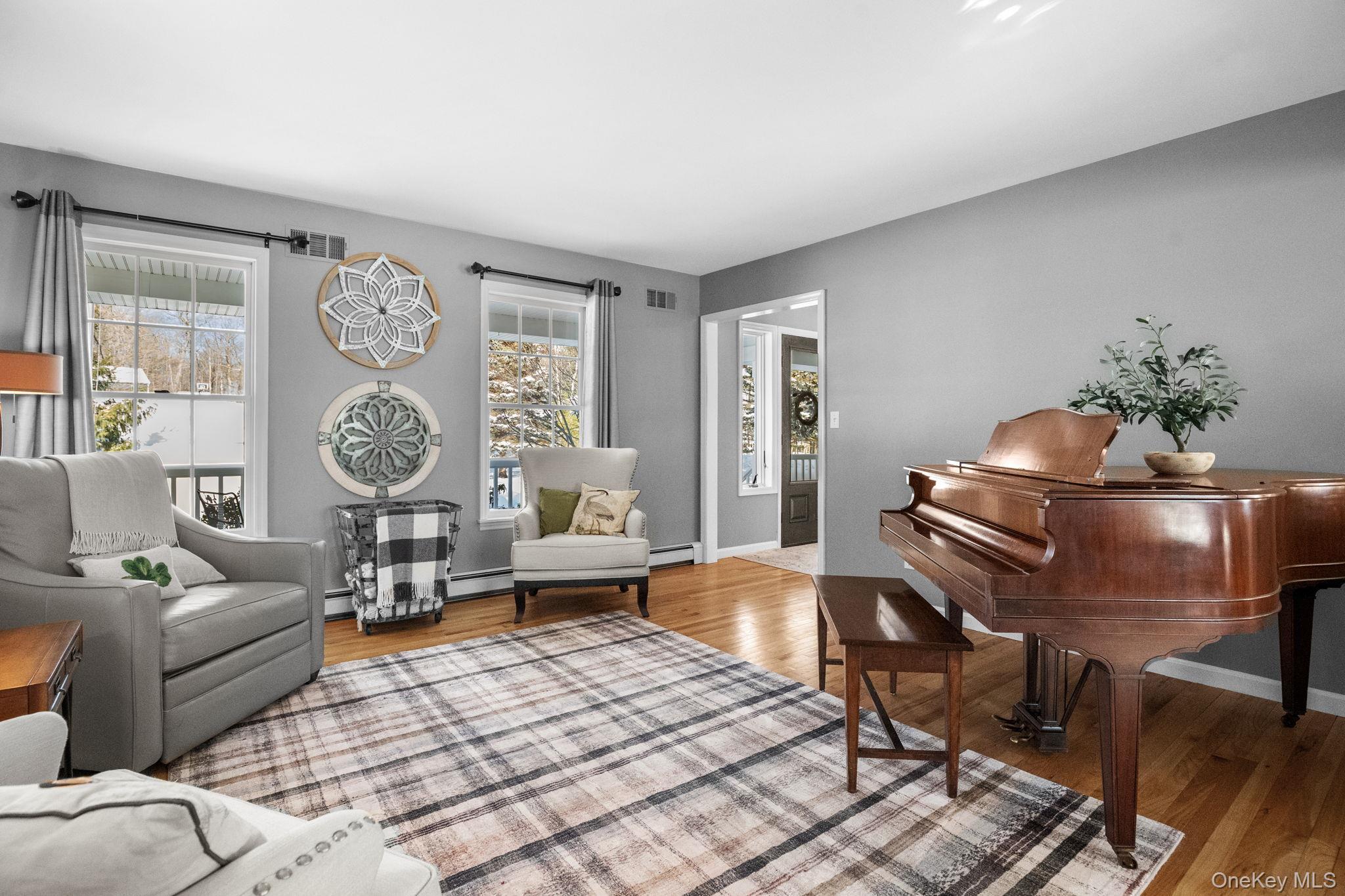 Image 4: Living Room