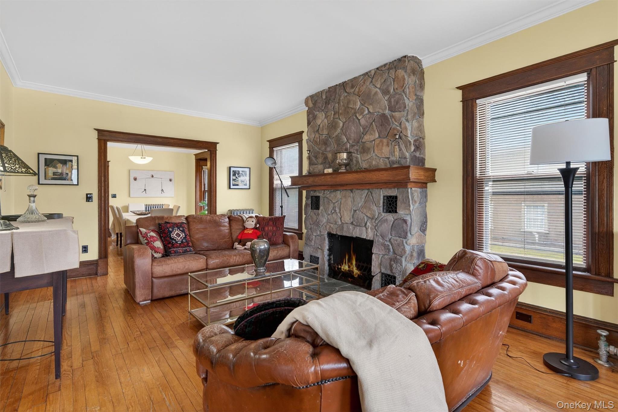 Image 3: Living Room