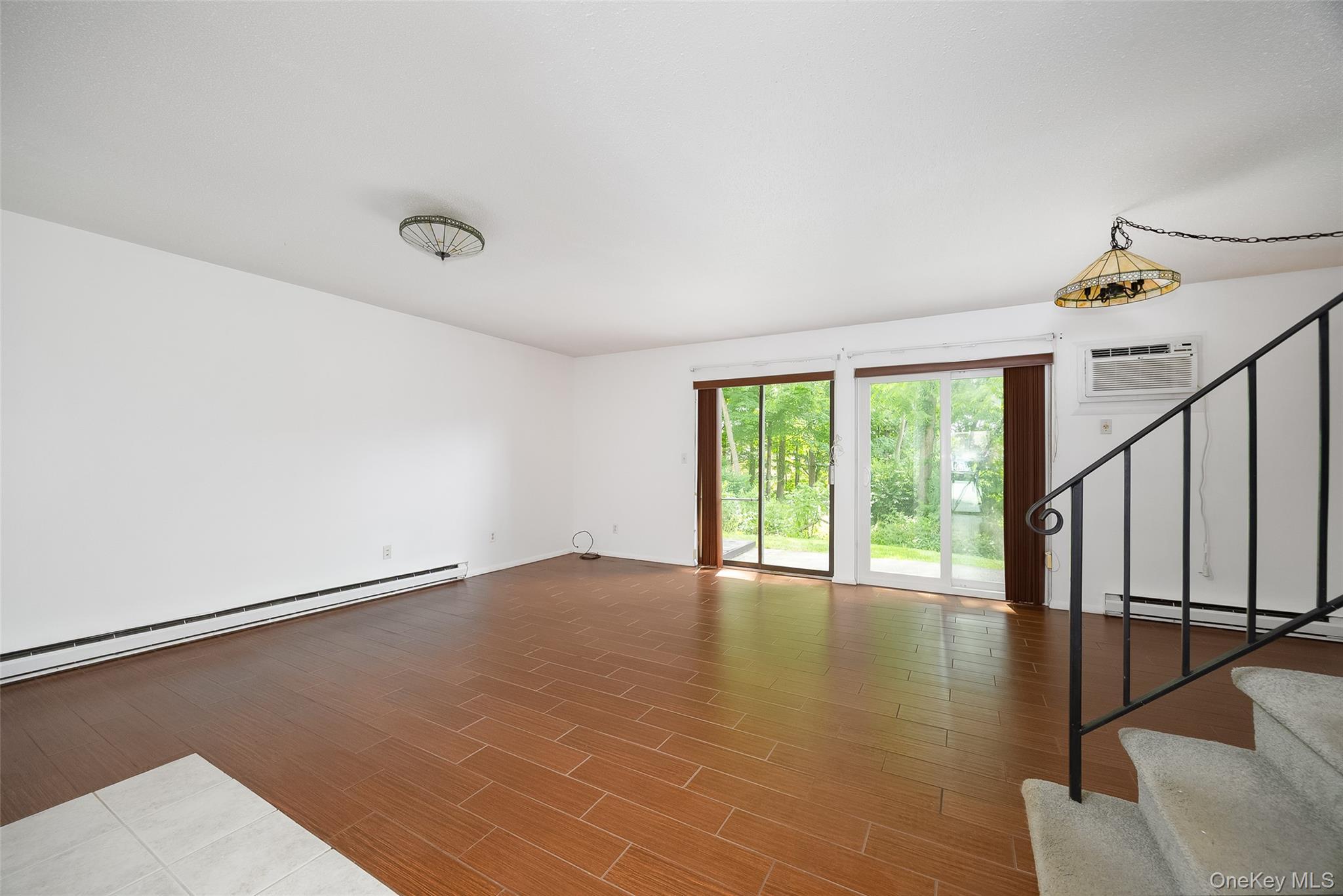 Image 4: Living Room