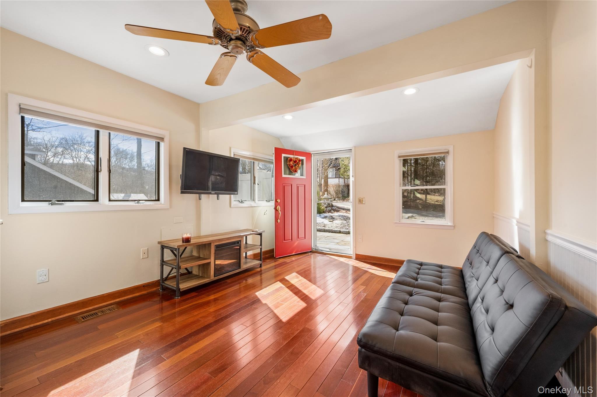 Image 2: Living Room Image 2: Living Room