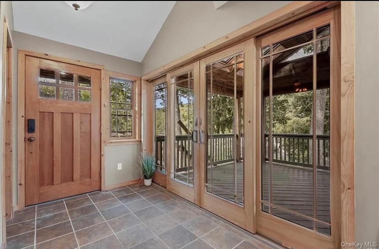 Image 3: Entry