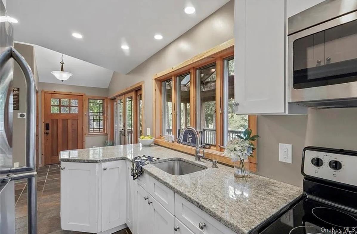 Image 4: Kitchen