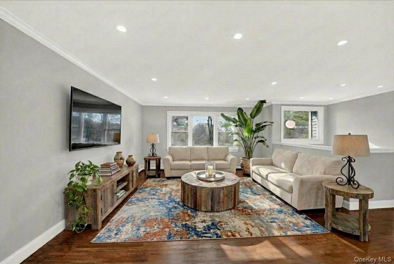 Image 4: Living Room