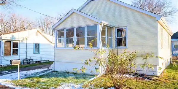 2112 E WREN