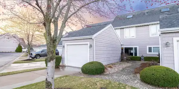 302 HARBOR POINTE Drive