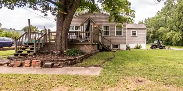 2133 E Linnett