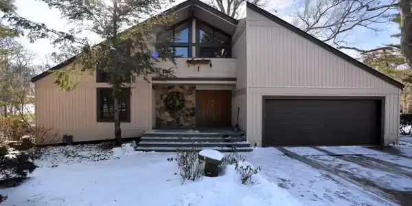 2412 E BISHOP