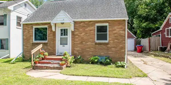 2116 E RIVERVIEW Court