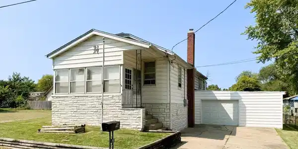 2119 E WREN Street