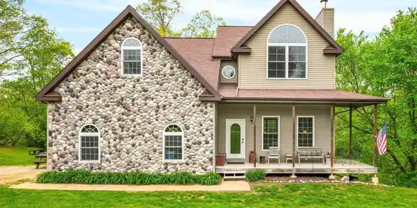 150 KNOLLCREST Circle