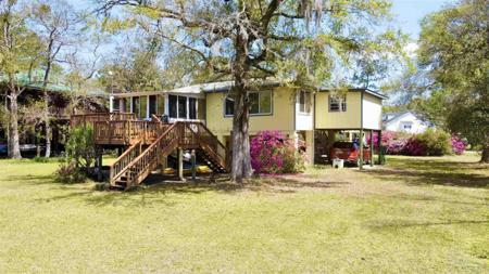 5717 Lakeside Ct