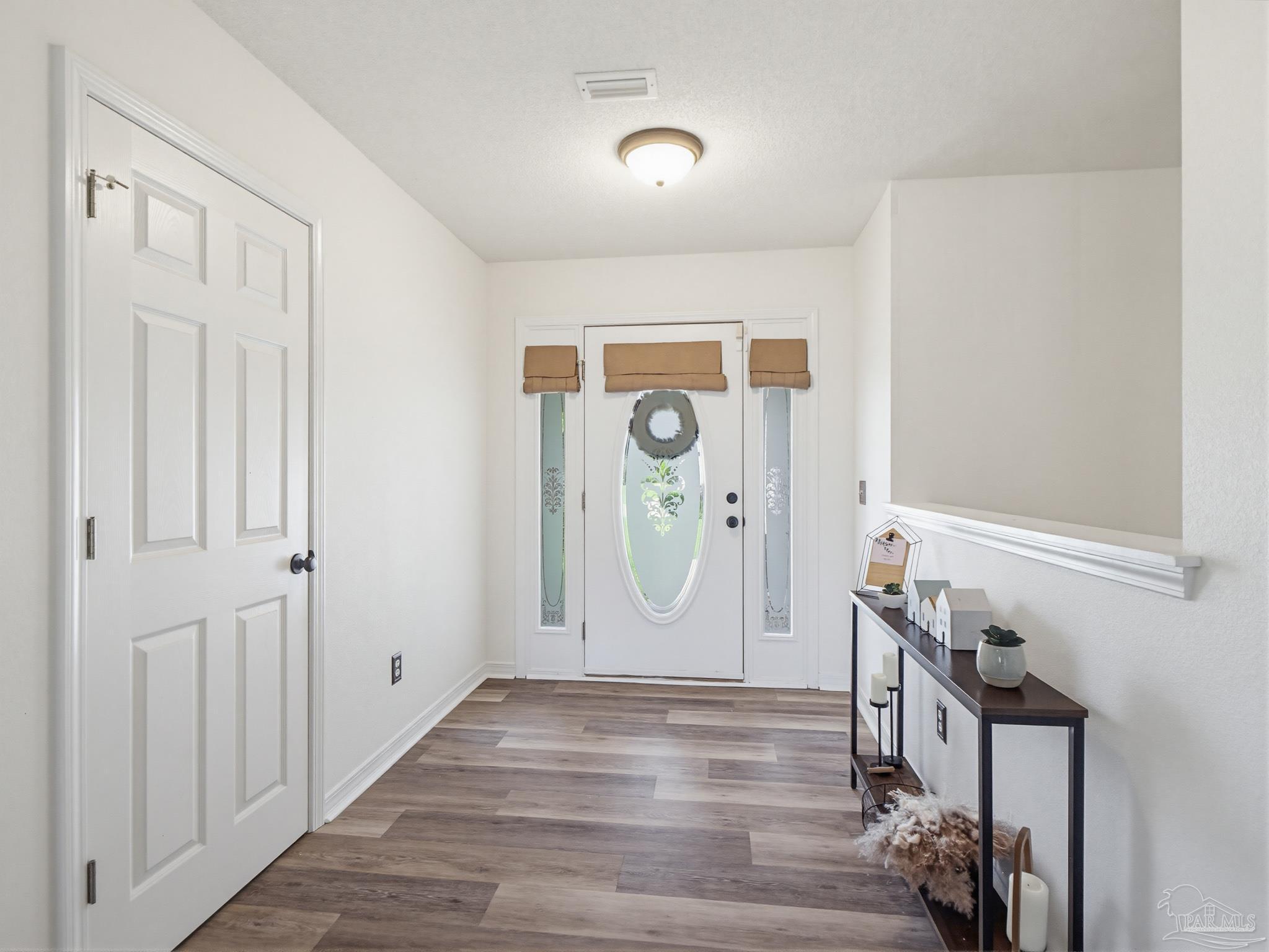 Image 4: Front entry