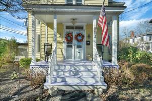 208 2ND St