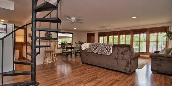 111 Cardinal Ln