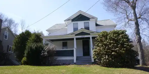 1327 Lake Ariel Hwy