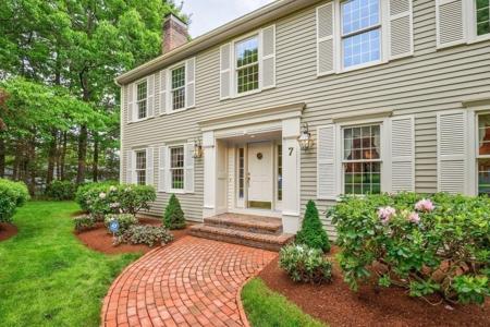 7 Village Green Ln
