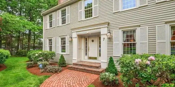 7 Village Green Ln