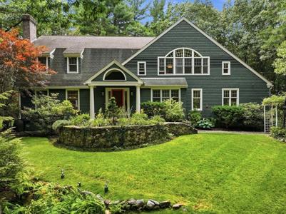 18 Village Green Ln
