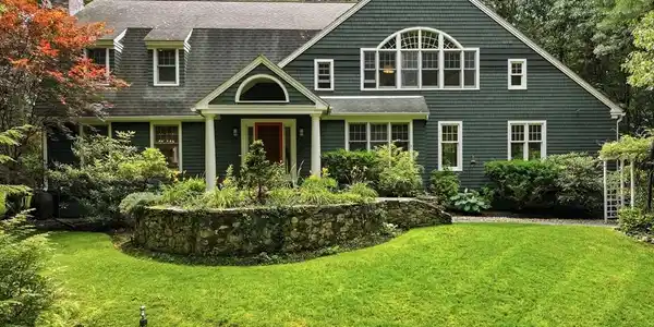 18 Village Green Ln