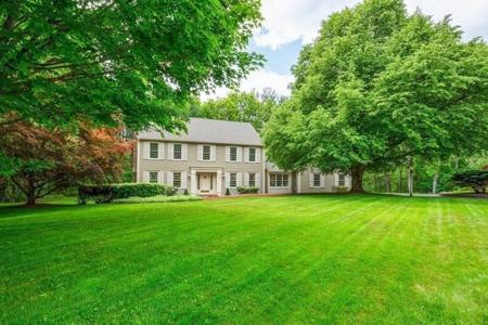 7 Village Green Ln